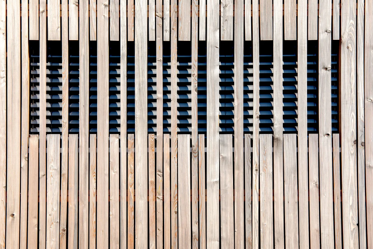 Vertikale vergraute Holzfassade mit eingebautem Sonnenschutz. © Brunthaler Naturhausmanufaktur