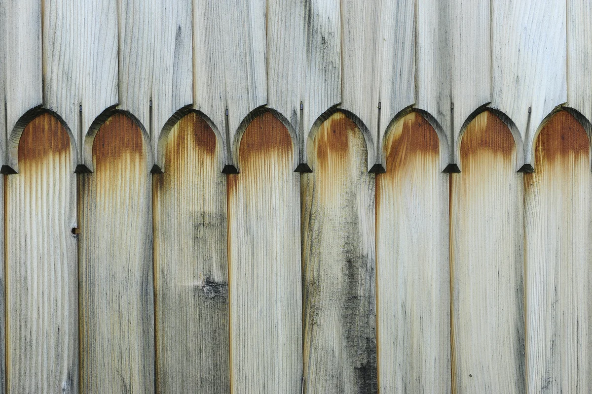 Detailaufnahme einer urigen, dekorativen Holzschindelfassade © Brunthaler Naturhausmanufaktur