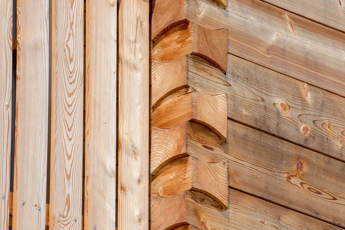 Detailaufnahme der Eckverbindung der Blockbohlenfassade in naturbelassenem Holz. © Brunthaler Naturhausmanufaktur