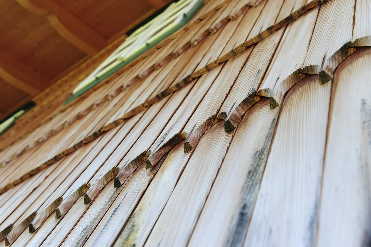 Detailaufnahme einer urigen Holzschindelfassade © Brunthaler Naturhausmanufaktur