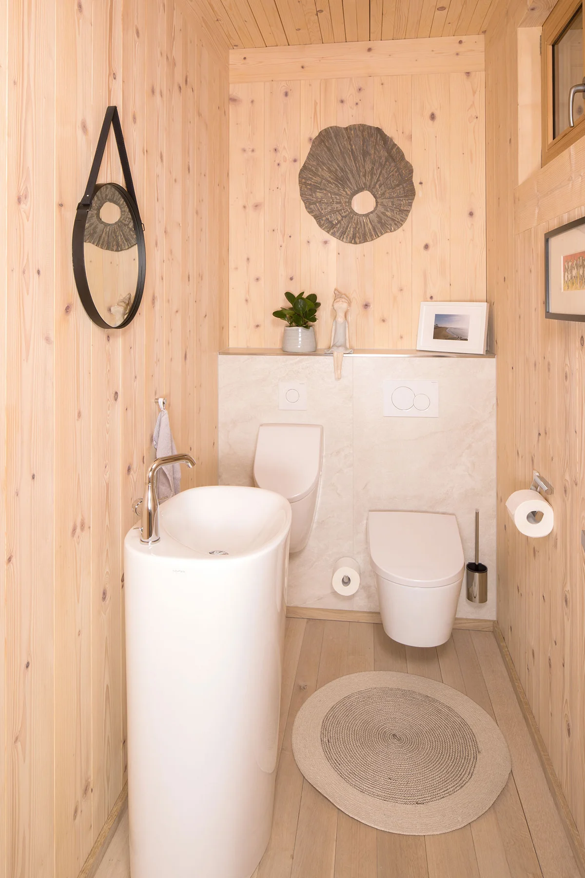 Modernes Klo mit Massivholzwänden. © Brunthaler Naturhausmanufaktur