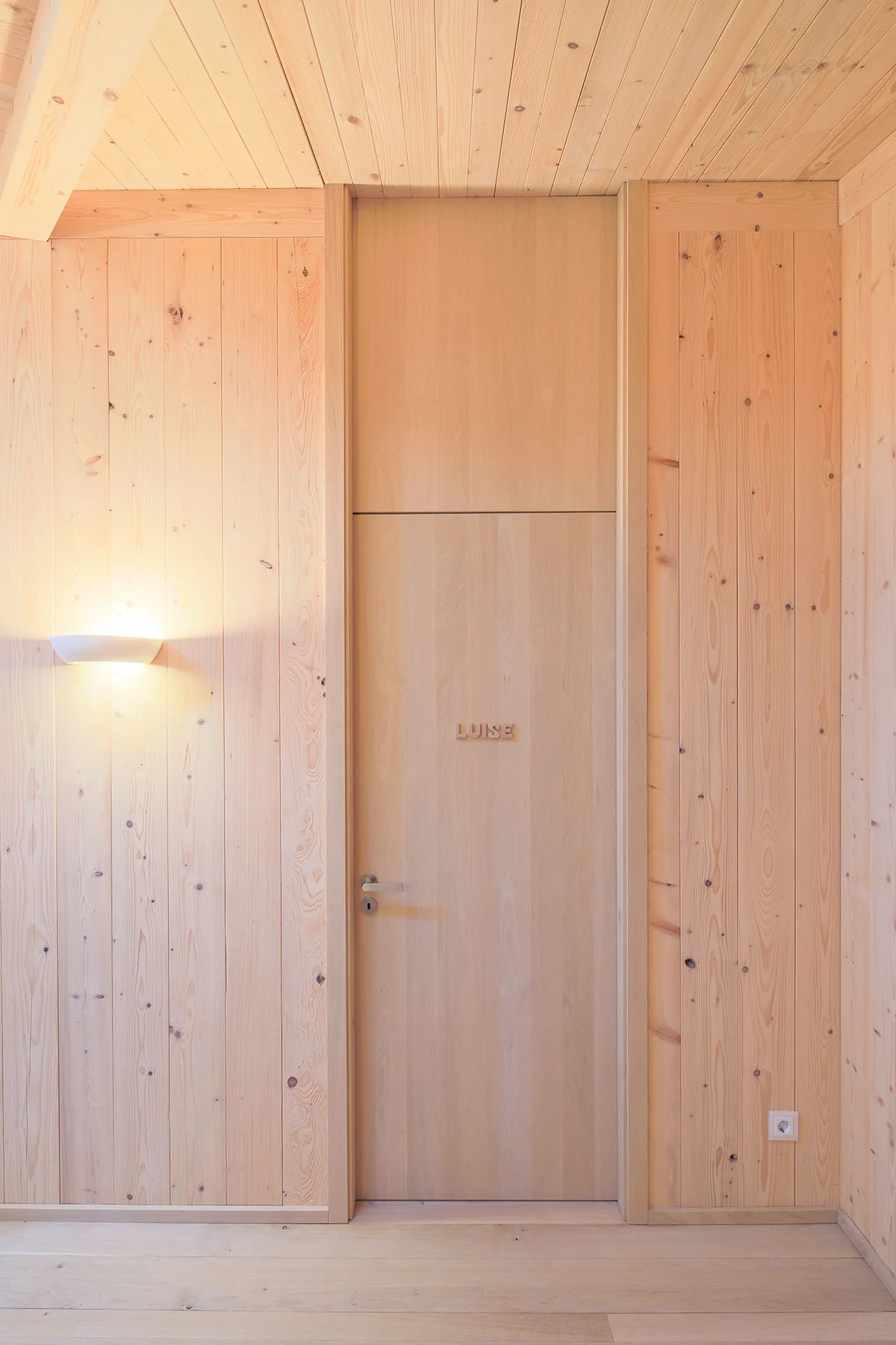 Massivholzwand mit Innentür komplett aus Holz sowie Holzfußboden und Holzdecke. © Brunthaler Naturhausmanufaktur