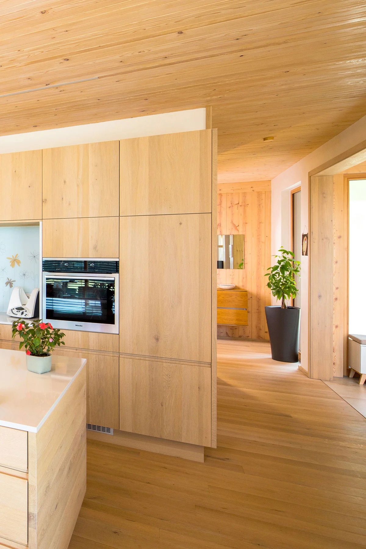 Küchenbereich mit Holzfronten, Holzdecke, Holzfußboden und Holzwänden. © Brunthaler Naturhausmanufaktur