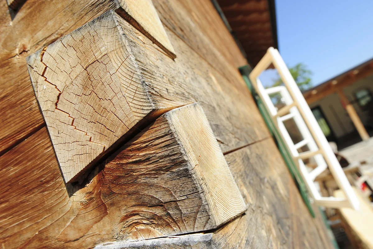 Detailaufnahme einer Blockbohlenfassade © Brunthaler Naturhausmanufaktur